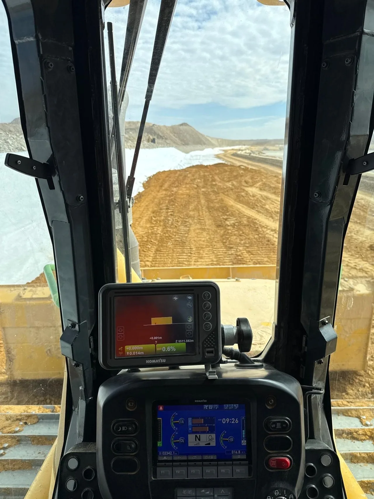 Blick aus der Kabine einer Komatsu-Planierraupe auf eine Piste im Tagebau
